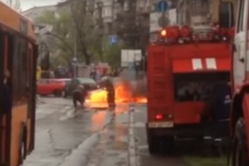 В Киеве на Дарницкой площади сгорел автомобиль (ВИДЕО)