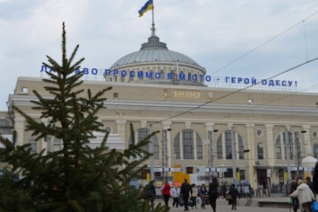 На одесском железнодорожном вокзале высадили розы и жасмин