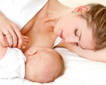 Ученые: Молоко матери формирует кишечную флору младенца