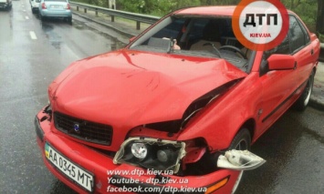 В Киеве на Столичном шоссе Volvo врезался в отбойник и задел микроавтобус