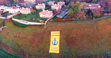 В Одессе в день 199-й годовщины "порто-франко" развернули у побережья Черного моря огромный баннер