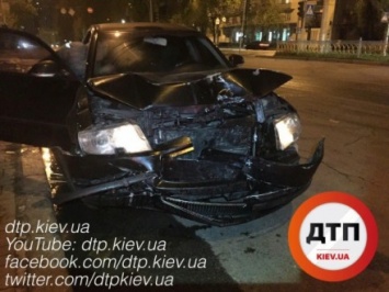 Ночью в центре столицы пьяный водитель врезался в бус