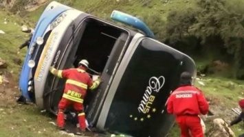 В Перу автобус упал в пропасть: погибли 24 человека, еще 29 пострадали