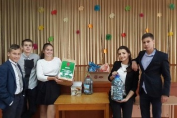В день охраны окружающей среды активисты "Экотерапии" наградили черноморских школьников (+фото)