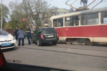 В центре Харькова трамвай протаранил иномарку (ФОТО)