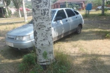 В Мариуполе зеленые зоны пляжей заполонили автомобили