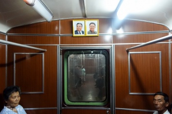 В лучах славы Кимов: американцу одним из первых в мире удалось сделать репортаж из метро Пхеньяна (фото, видео)