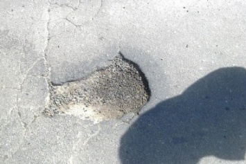 Мариупольцы недовольны ремонтом ям на дорогах (ФОТО)