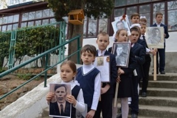 Накануне Дня освобождения Ялты от фашистских захватчков в гаспринской школе прошла линейка Памяти