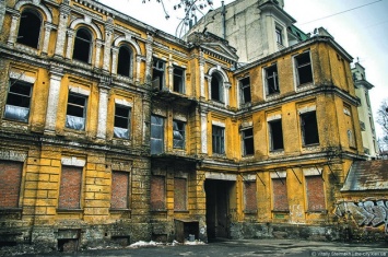 Названы самые аварийные исторические здания города