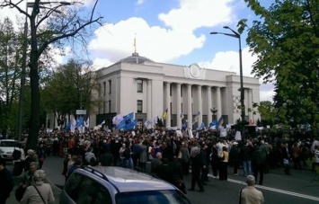 Под Радой пикетируют ученые: требуют финансирования науки