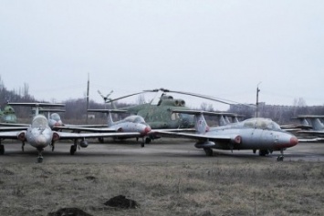 Зона отчуждения: мертвый военный городок и кладбище самолетов под Днепропетровском (ФОТО)