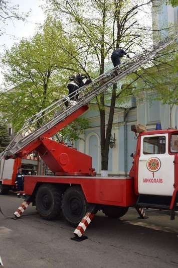 В Николаеве спасатели тушили «условный огонь» в церкви