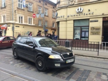 Легковушка сбила женщину на пешеходном переходе в Киеве