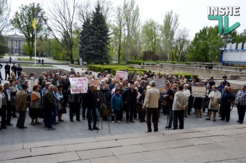 В Николаеве работники судостроительного завода им.61 коммунара вышли пикетировать ОГА, требуя уволить гендиректора Петрова