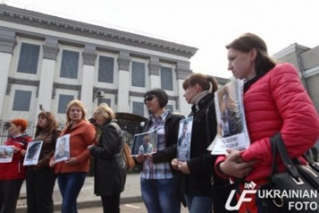 Сегодня матери и жены пленных бойцов АТО перекрыли проспект в Киеве (ФОТО)