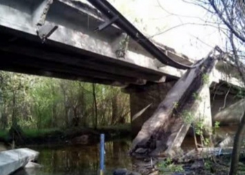 В Полтавской обл. на трассе Киев - Сумы частично обрушился автомобильный мост