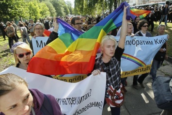 Под стенами Рады митингуют противники и сторонники однополых браков