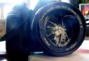В Запорожской области начальница КП разбила депутату камеру