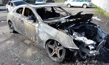 В Луцке на автостоянке сгорел Mercedes, огнем повреждены еще два авто
