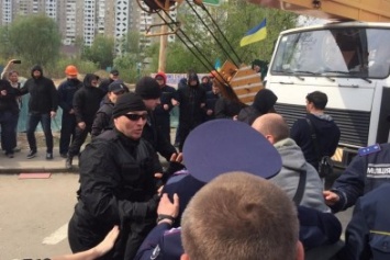 На Здолбуновской произошла драка между застройщиком и активистами (ФОТО)