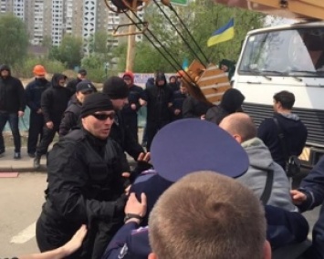 Новая драка на скандальной стройке в Киеве (ФОТО)