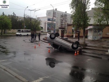 В Николаеве «Рено» перевернулся на крышу