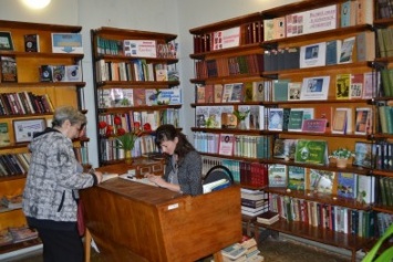 В Центральной библиотеке Кривого Рога открылась выставка-рекомендация о "маленьких истинах с большим смыслом" (ФОТО)