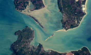 В NASA показали, как выглядит недостроенный Керченский мост из космоса