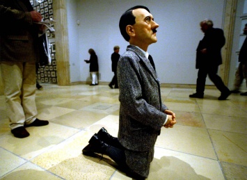 Статую стоящего на коленях Гитлера продают на аукционе за $15 млн