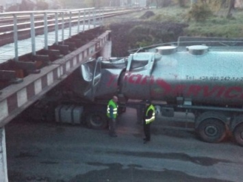 Бензовоз во Львове застрял под мостом