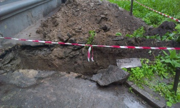 В центре Запорожья возле жилого дома образовалась яма (ФОТО)