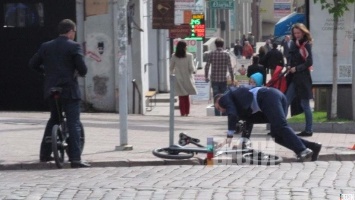 Попытка запрыгнуть на бордюр на велосипеде закончилась для мэра падением