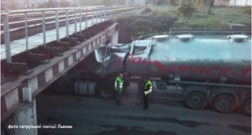 Грузовик с цистерной застрял под мостом во Львове