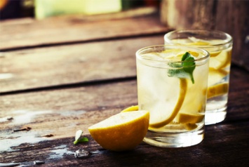 Тебе говорили, что пить теплую воду с лимоном полезно, но забыли упомянуть об ЭТОМ!