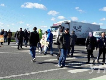 Местные жители разблокировали международную трассу под Ровно