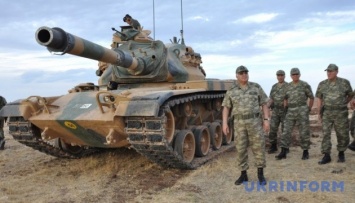 Турция стягивает танки к сирийской границе
