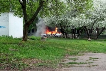 На Салтовке горел автомобиль (ФОТО)