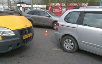 В Николаеве, пытаясь обогнать конкурента, маршрутчик врезался в легковой автомобиль