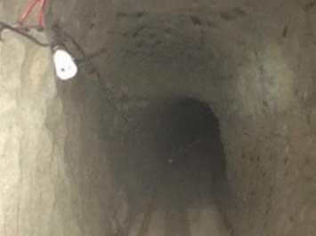 В тоннеле, связывающем Мексику и США, были обнаружены 8 т наркотиков и железная дорога (фото)