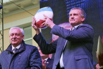 Аксенову передали символическую «Крымскую чашу благополучия и процветания»