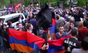 Протест в Ереване: тысячи армян жгли флаги РФ и требовали россиян убраться из Нагорного Карабаха