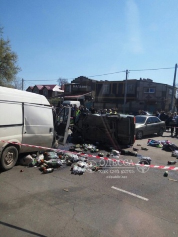 "Пивное" ДТП на Дальницкой: от удара перевернулся автомобиль (фото)
