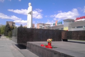 Мариупольские коммунисты возложили цветы Святославу Храброму (ФОТО)