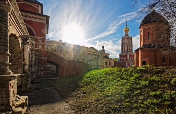 На территории Высоко-Петровского монастыря в Москве найдены древние захоронения