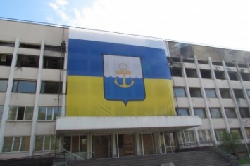 Баннер с гербом Мариуполя закрыл разрушенный горсовет (ФОТО)