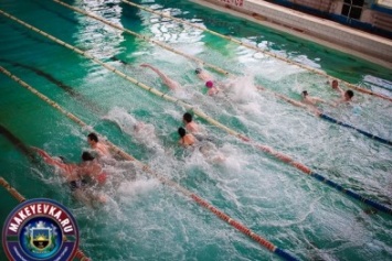 В Макеевке прошли студенческие соревнования по плаванию