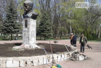 В Авдеевке отремонтируют памятник Тарасу Шевченко (ФОТО)