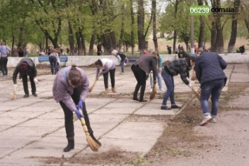 В Красноармейске (Покровске) около 3 тыс. горожан вышли на общегородской субботник