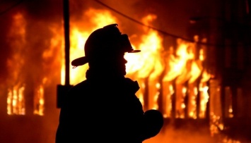 На Харьковщине 10 подразделений пожарных тушили гараж с 10 тоннами бензина